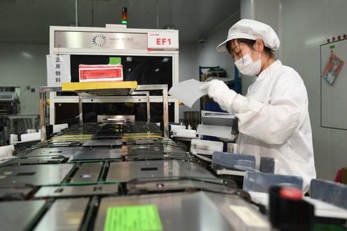 追風(fēng)逐日 西部新能源基地建設(shè)策馬揚(yáng)鞭，新興能源技術(shù)研發(fā)開啟綠色新篇章